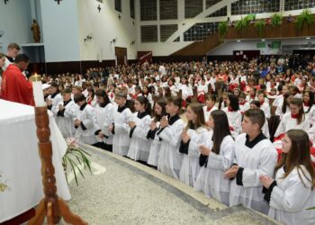 Paróquia de Rio Azul realiza envio de coroinhas e acólitos no dia de São Tarcísio