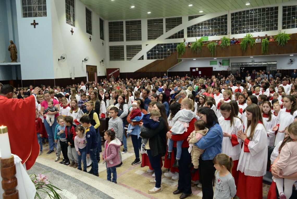 Paróquia de Rio Azul realiza envio de coroinhas e acólitos no dia de São Tarcísio