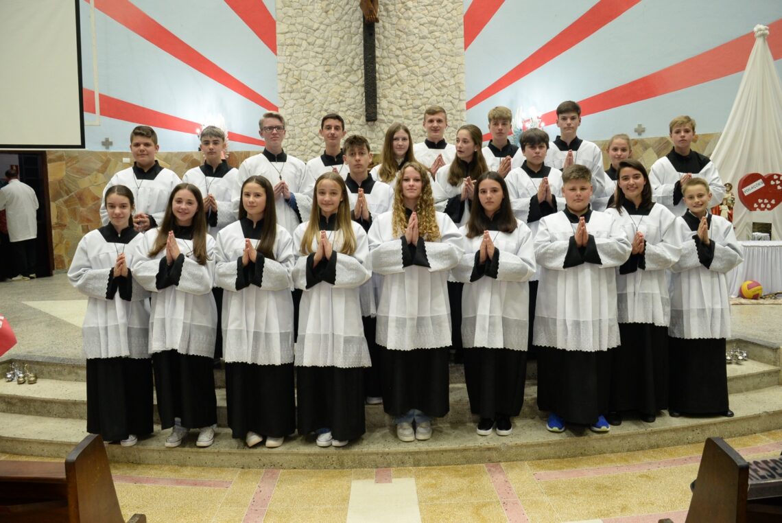 Paróquia de Rio Azul realiza envio de coroinhas e acólitos no dia de São Tarcísio