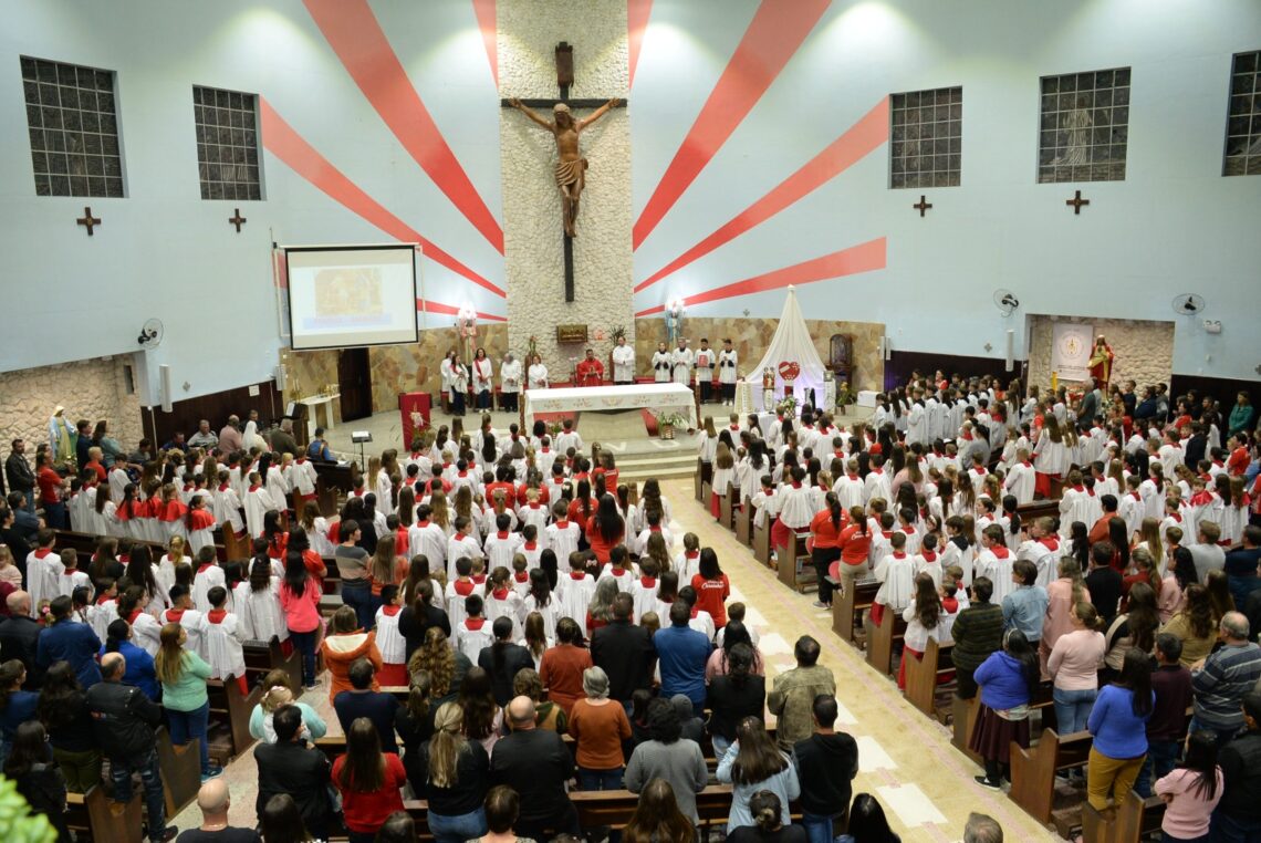 Paróquia de Rio Azul realiza envio de coroinhas e acólitos no dia de São Tarcísio