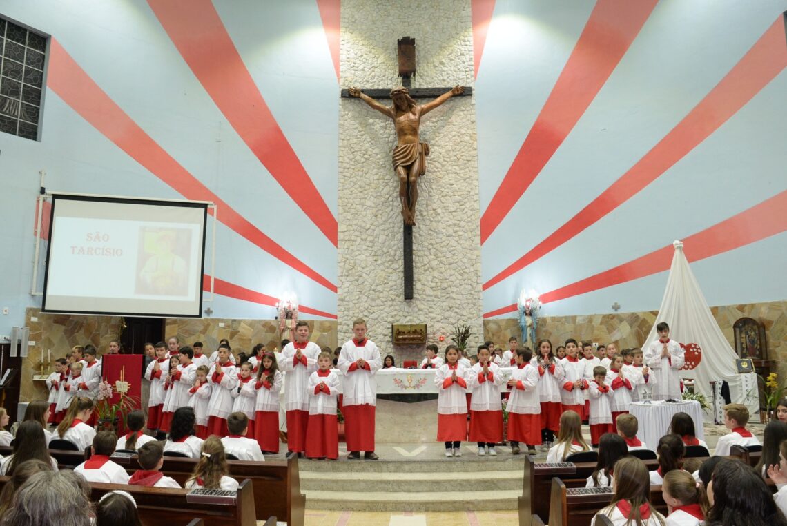 Paróquia de Rio Azul realiza envio de coroinhas e acólitos no dia de São Tarcísio