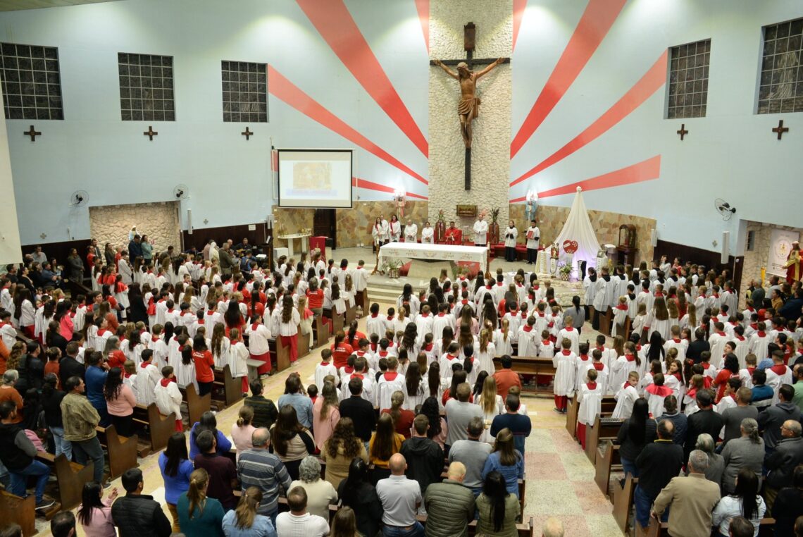 Paróquia de Rio Azul realiza envio de coroinhas e acólitos no dia de São Tarcísio