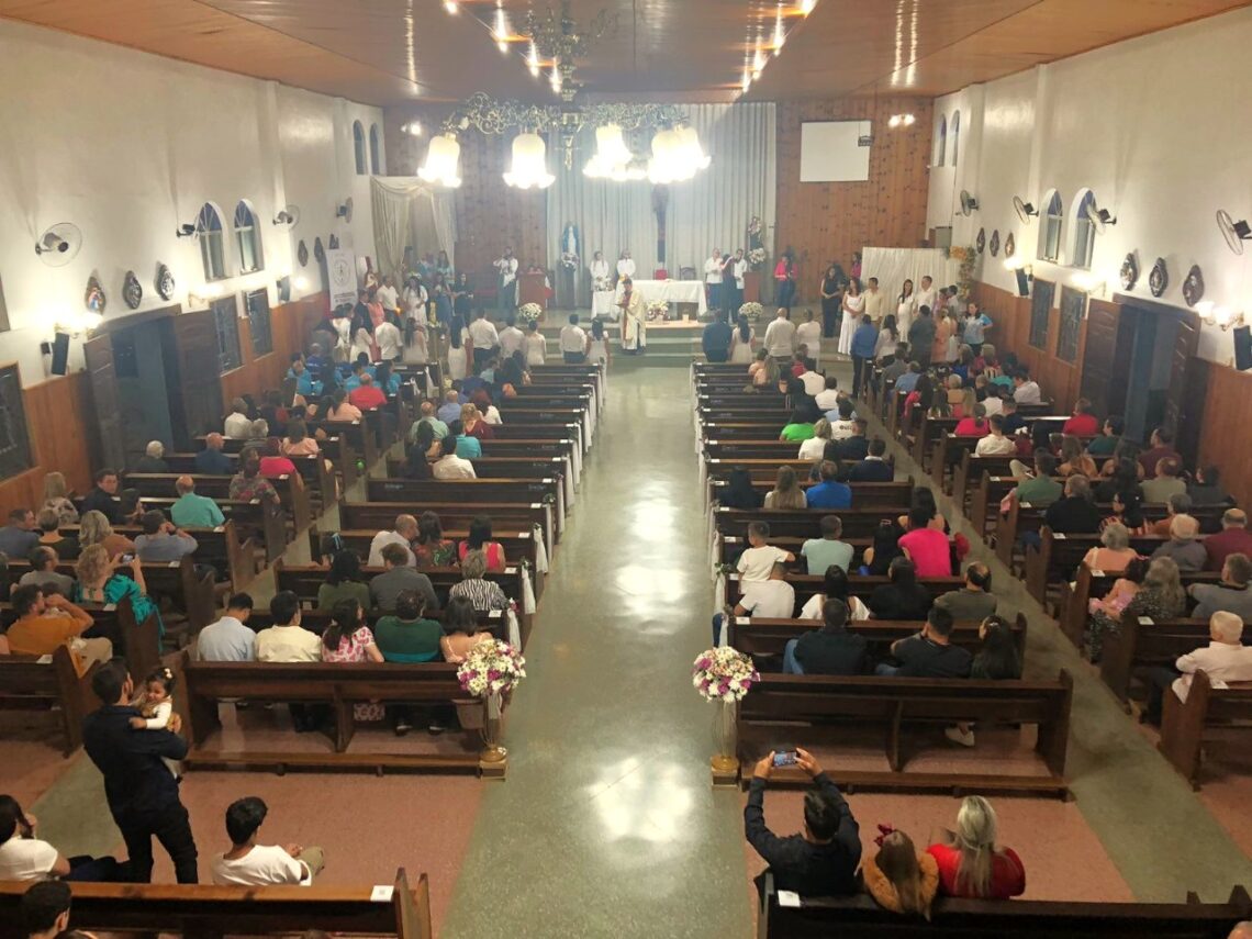 Paróquia de General Carneiro realiza Casamento Comunitário