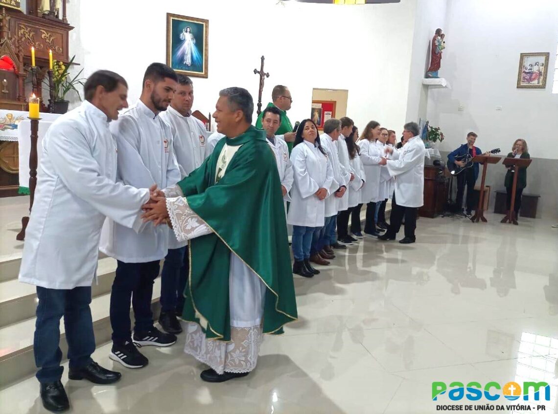 Paróquia Sant’Ana realiza investidura de novos MECE’S
