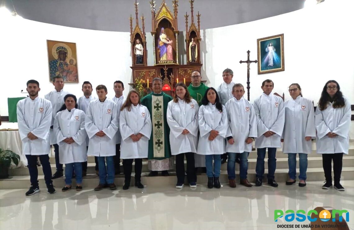 Paróquia Sant’Ana realiza investidura de novos MECE’S