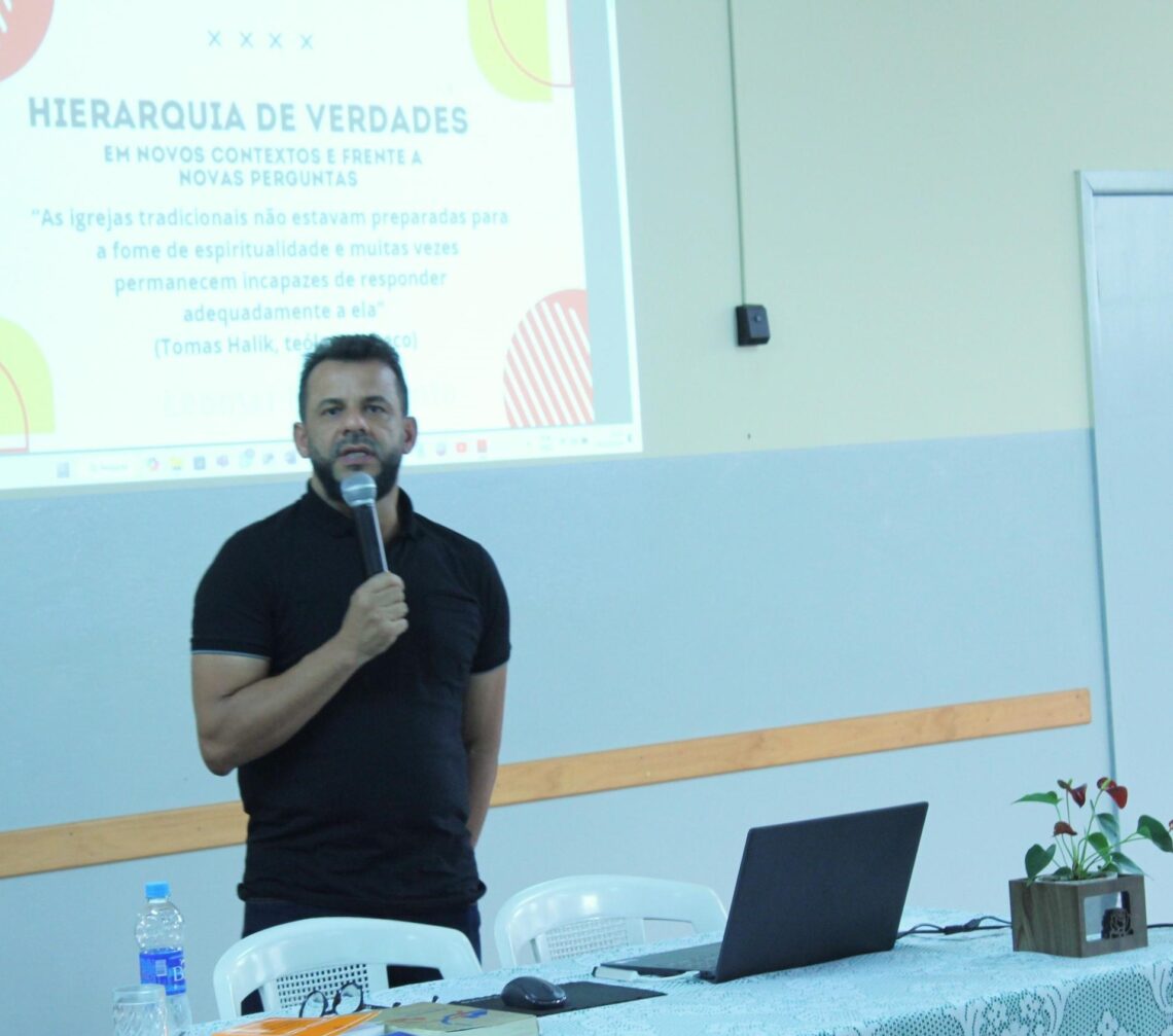 Padres e estudantes de Teologia participam de Semana Teológica