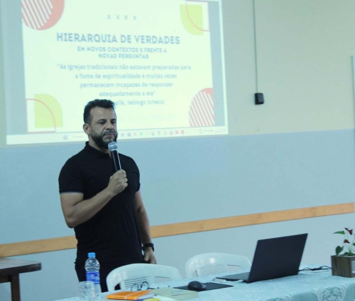 Padres e estudantes de Teologia participam de Semana Teológica