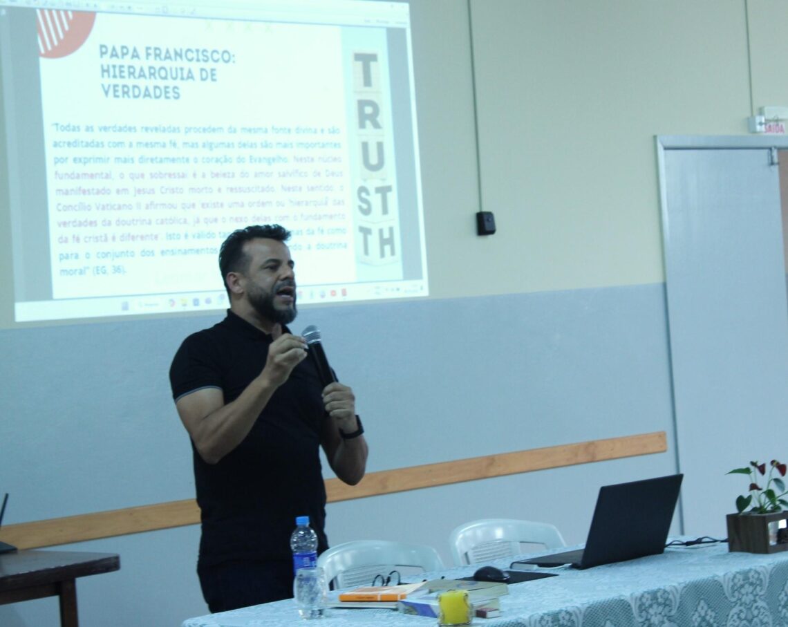 Padres e estudantes de Teologia participam de Semana Teológica