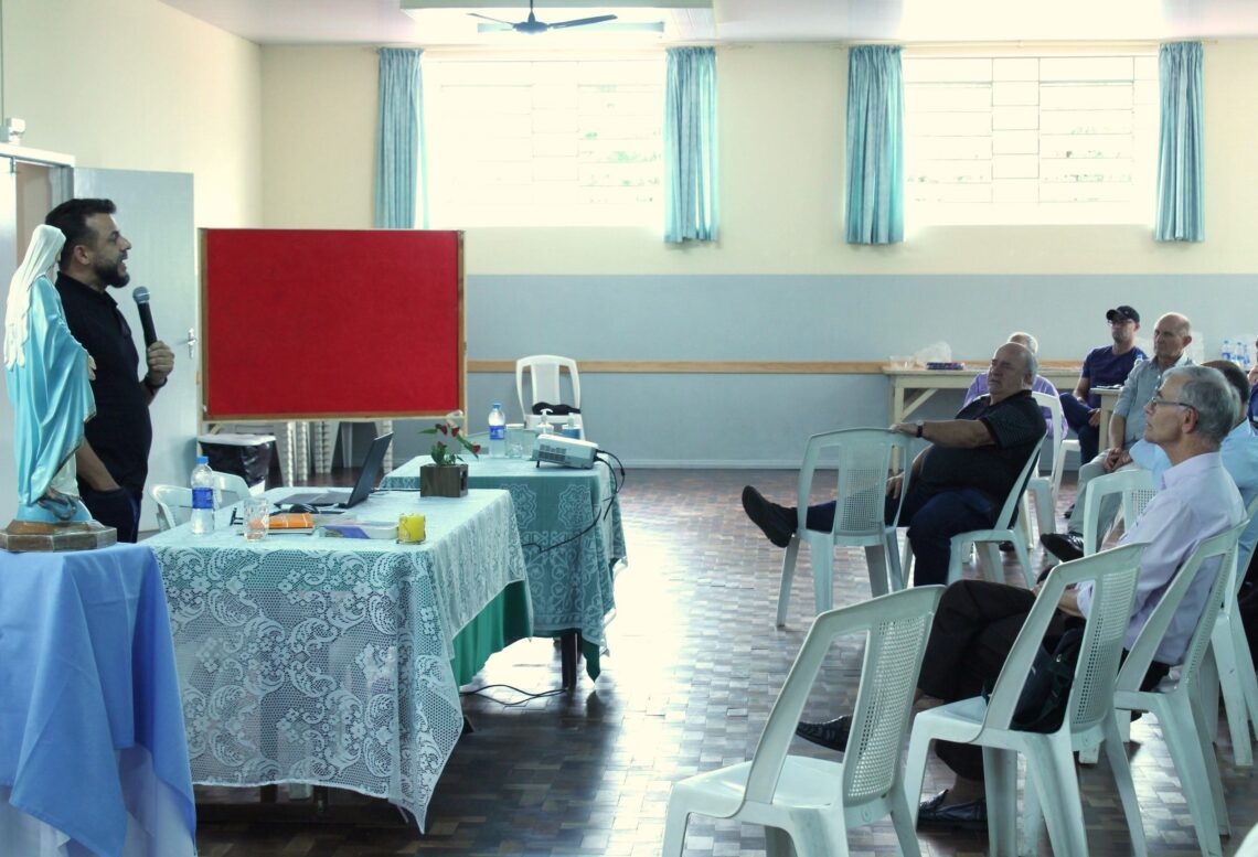 Padres e estudantes de Teologia participam de Semana Teológica