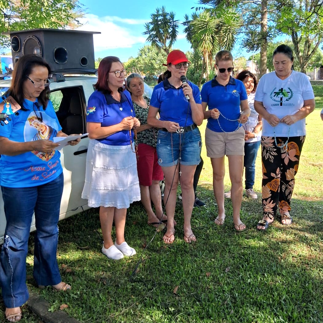 RCC se reúne para Terço Missionário na Praça Bento Munhoz