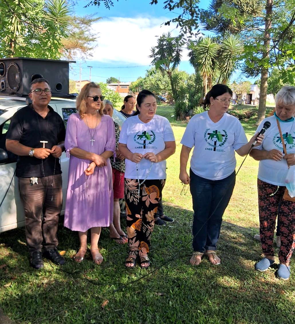 RCC se reúne para Terço Missionário na Praça Bento Munhoz