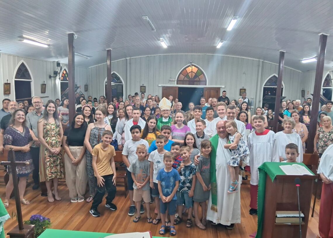 Paróquia da Vila Nepomuceno em São Mateus do Sul acolhe Dom Walter Jorge em Visita Pastoral