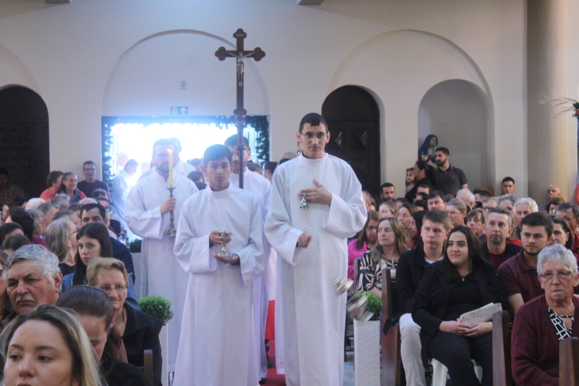 Padre Daniel é ordenado na Matriz Senhor Bom Jesus