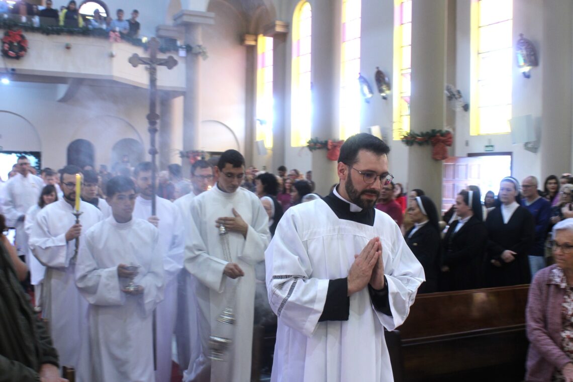 Padre Daniel é ordenado na Matriz Senhor Bom Jesus