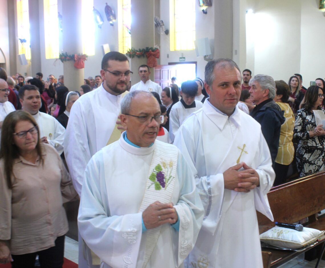 Padre Daniel é ordenado na Matriz Senhor Bom Jesus