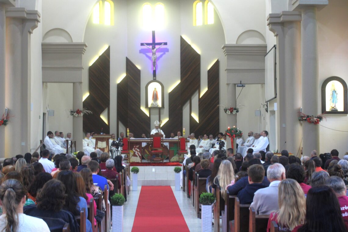 Padre Daniel é ordenado na Matriz Senhor Bom Jesus
