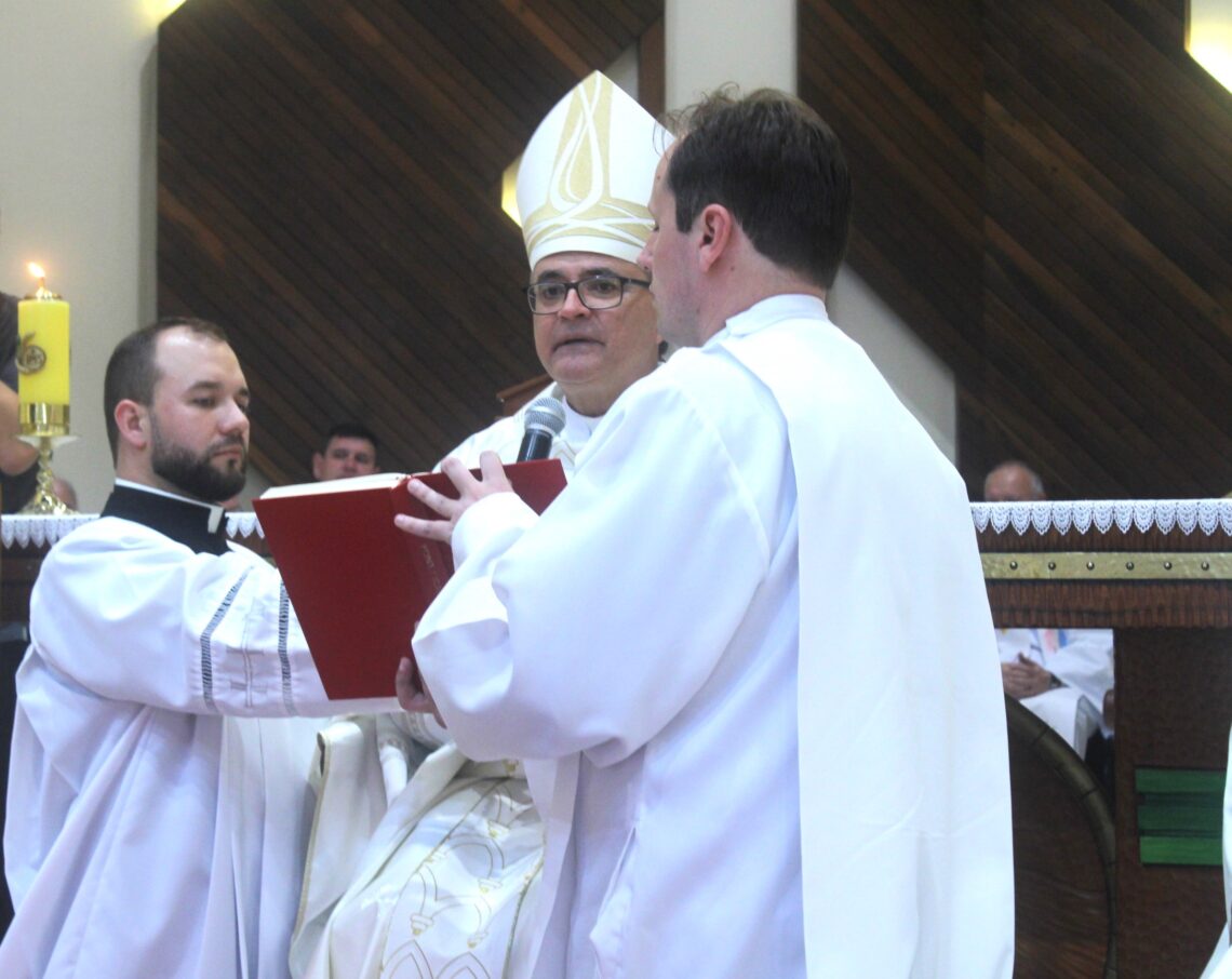 Padre Daniel é ordenado na Matriz Senhor Bom Jesus