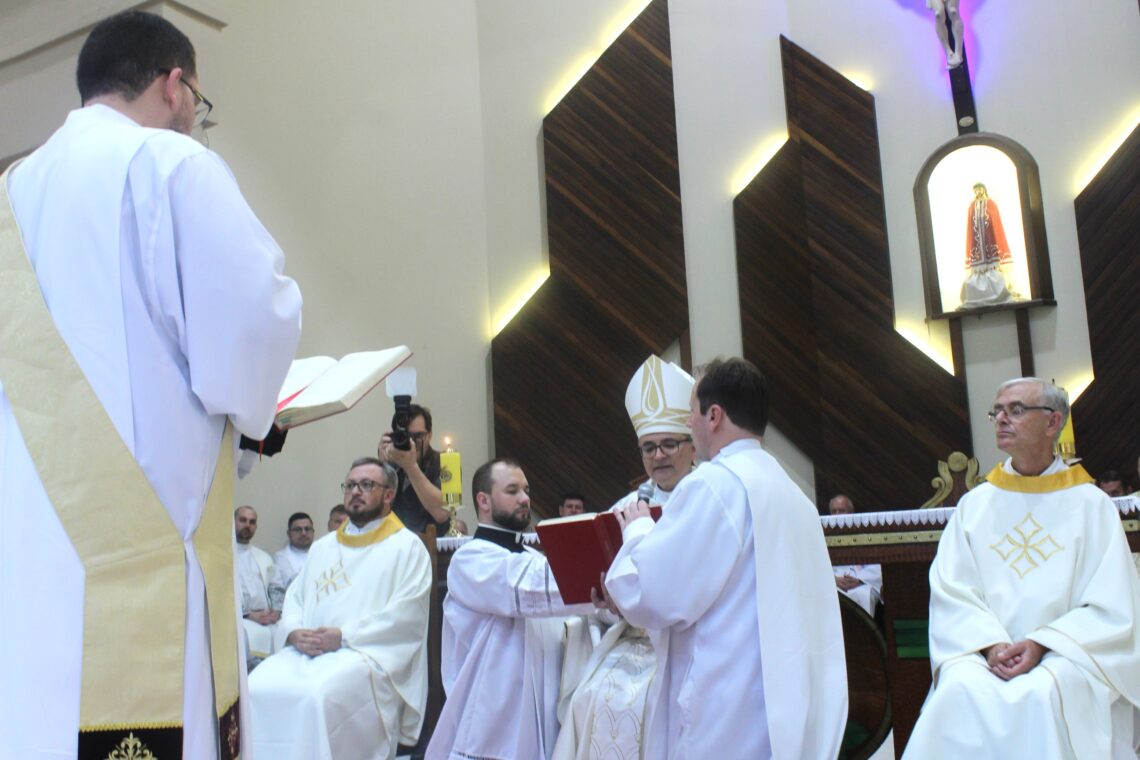 Padre Daniel é ordenado na Matriz Senhor Bom Jesus