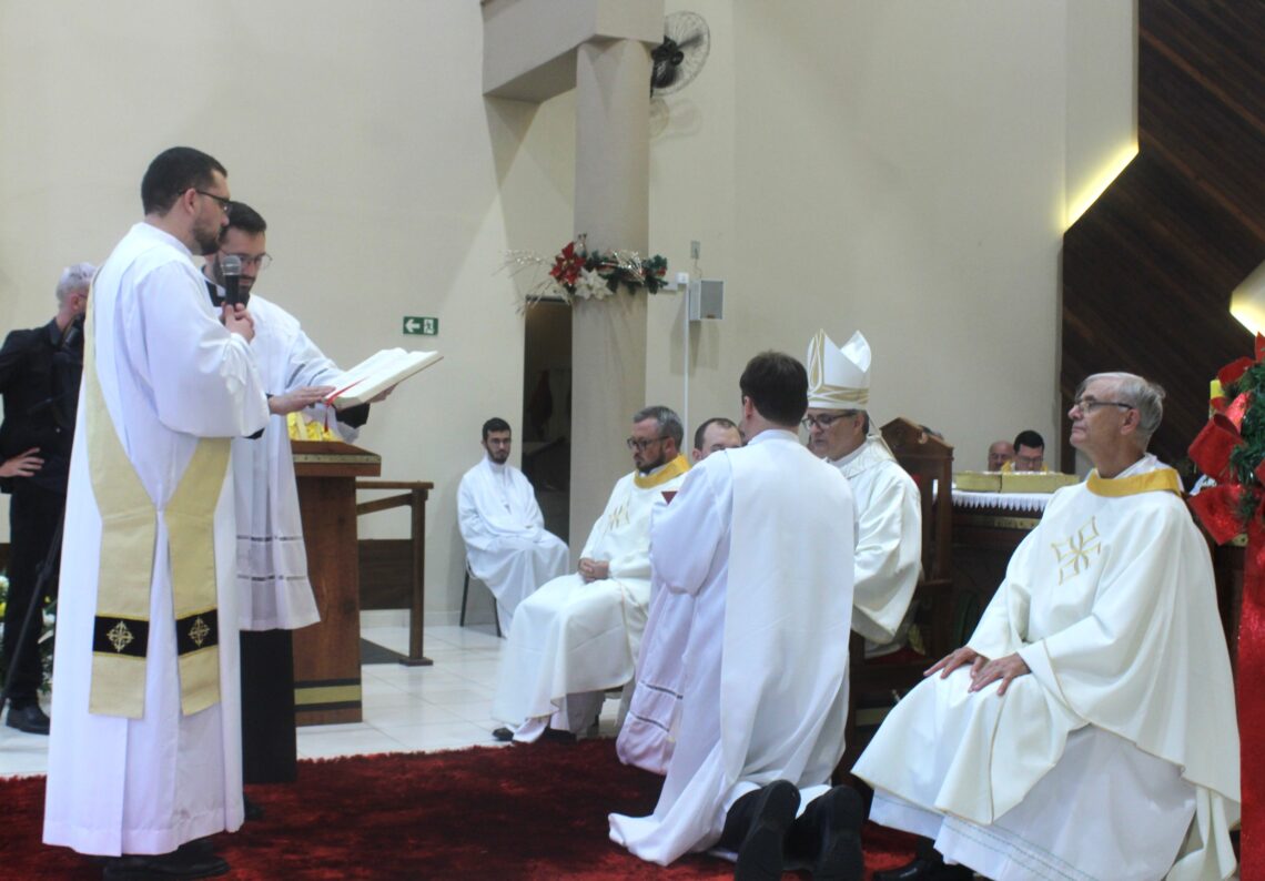 Padre Daniel é ordenado na Matriz Senhor Bom Jesus