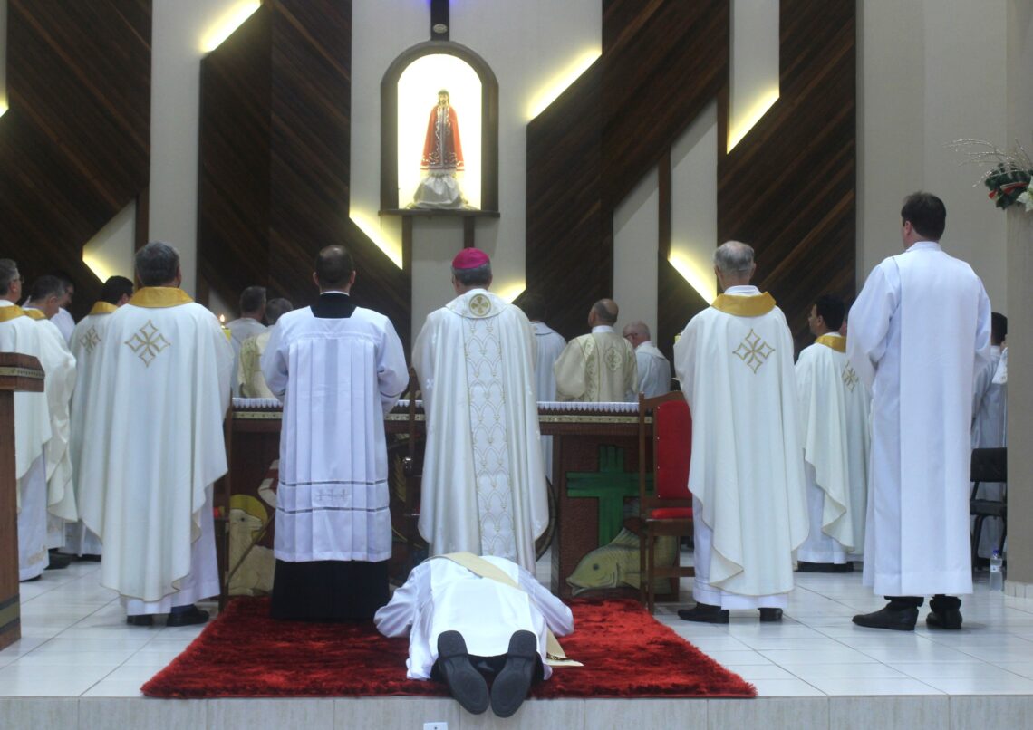 Padre Daniel é ordenado na Matriz Senhor Bom Jesus