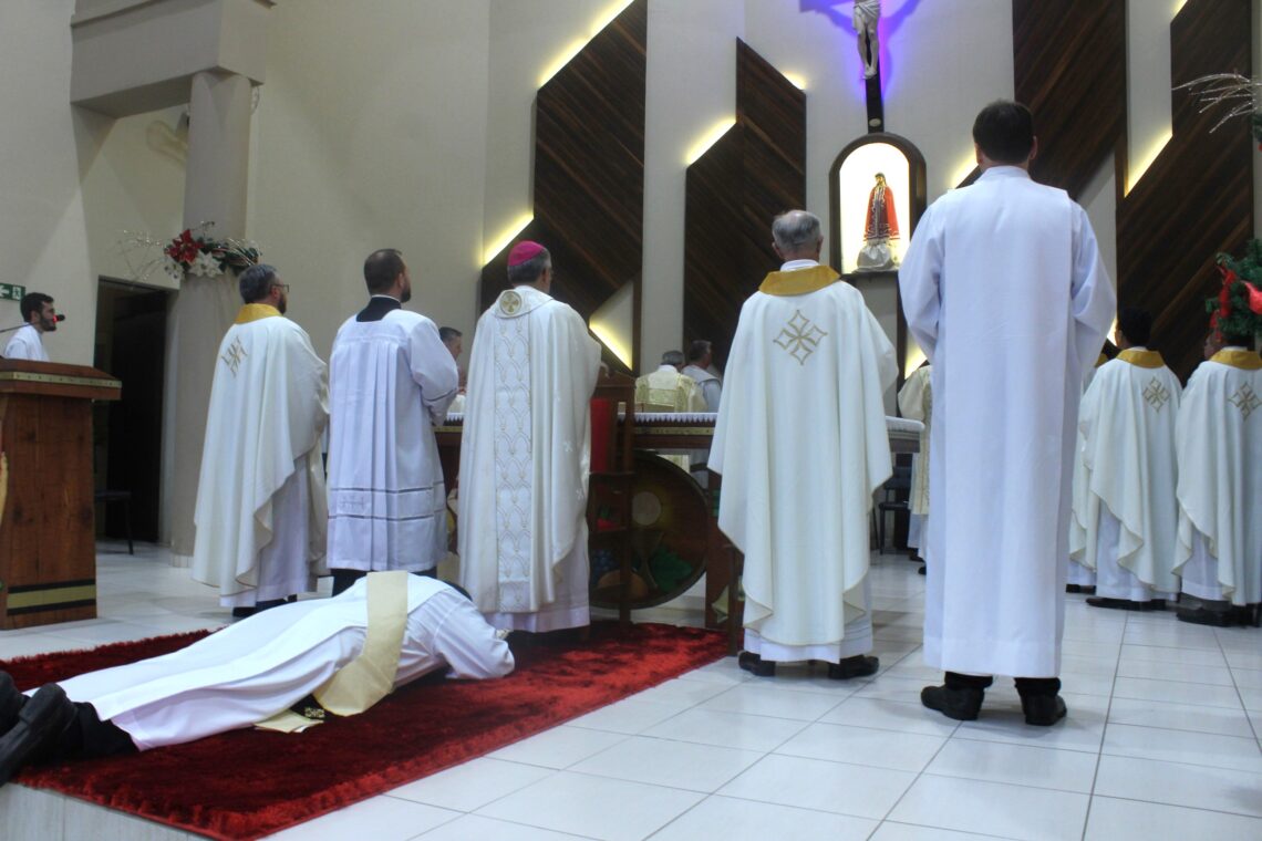 Padre Daniel é ordenado na Matriz Senhor Bom Jesus