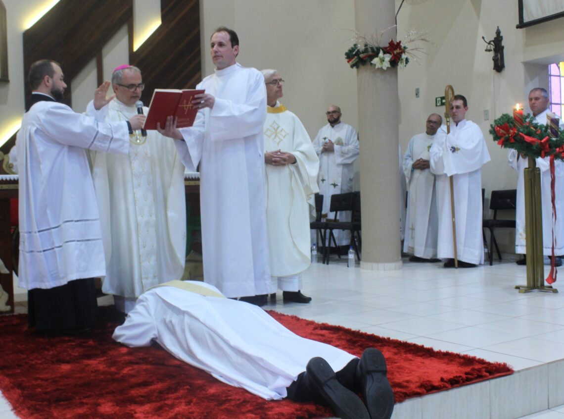 Padre Daniel é ordenado na Matriz Senhor Bom Jesus
