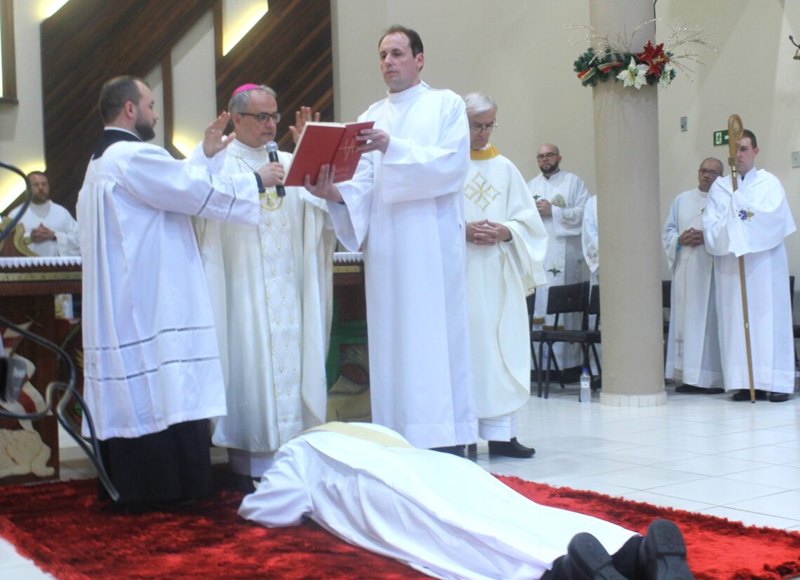 Padre Daniel é ordenado na Matriz Senhor Bom Jesus