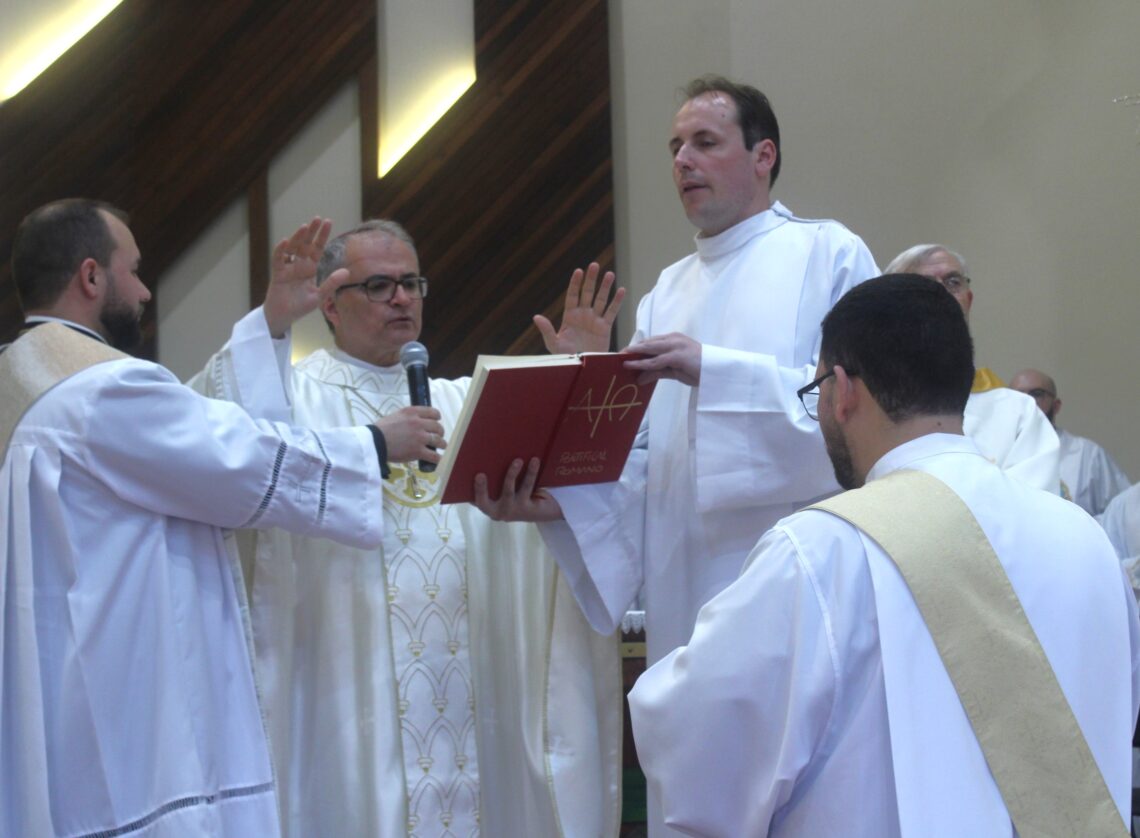 Padre Daniel é ordenado na Matriz Senhor Bom Jesus