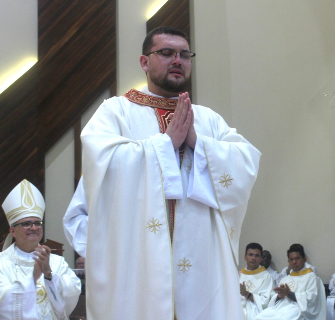 Padre Daniel é ordenado na Matriz Senhor Bom Jesus