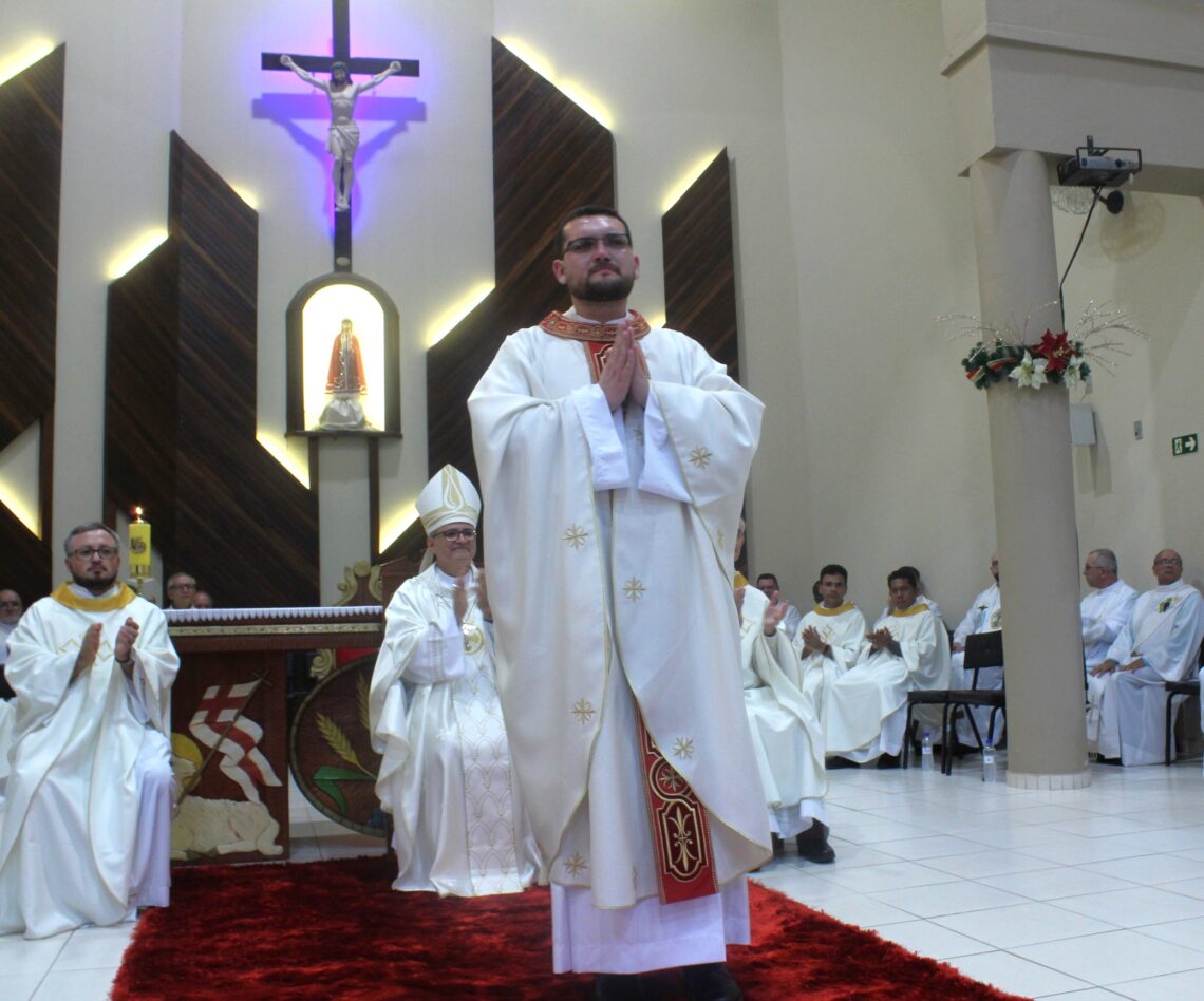 Padre Daniel é ordenado na Matriz Senhor Bom Jesus