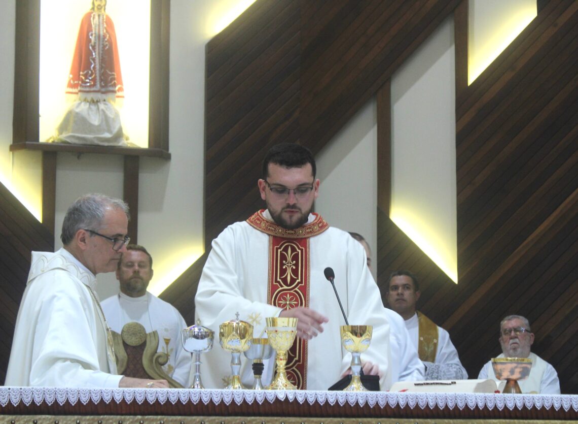 Padre Daniel é ordenado na Matriz Senhor Bom Jesus