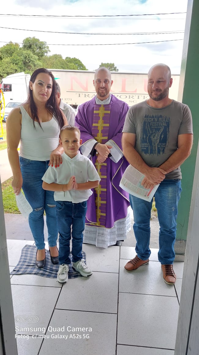 Menino paroquiano da Paróquia de Porto Vitória recebe Sacramento da Comunhão antes de tratamento