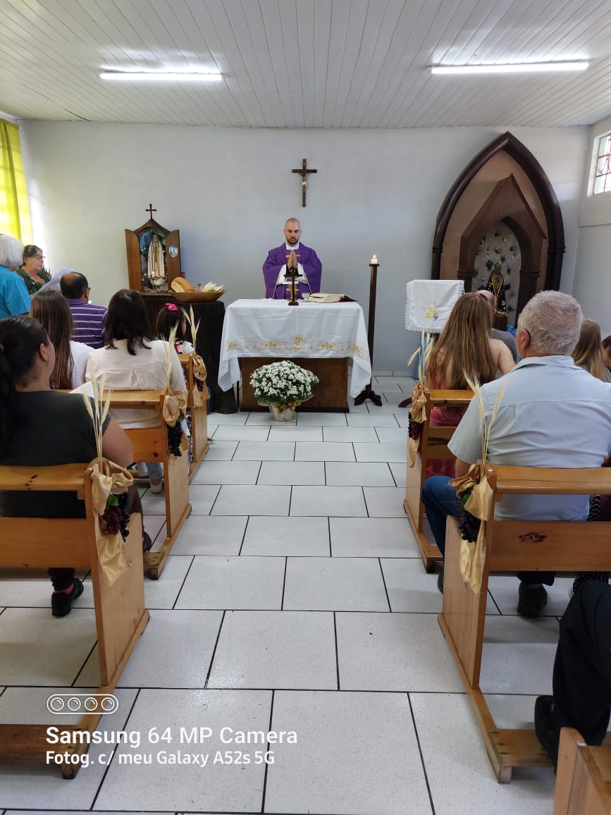 Menino paroquiano da Paróquia de Porto Vitória recebe Sacramento da Comunhão antes de tratamento