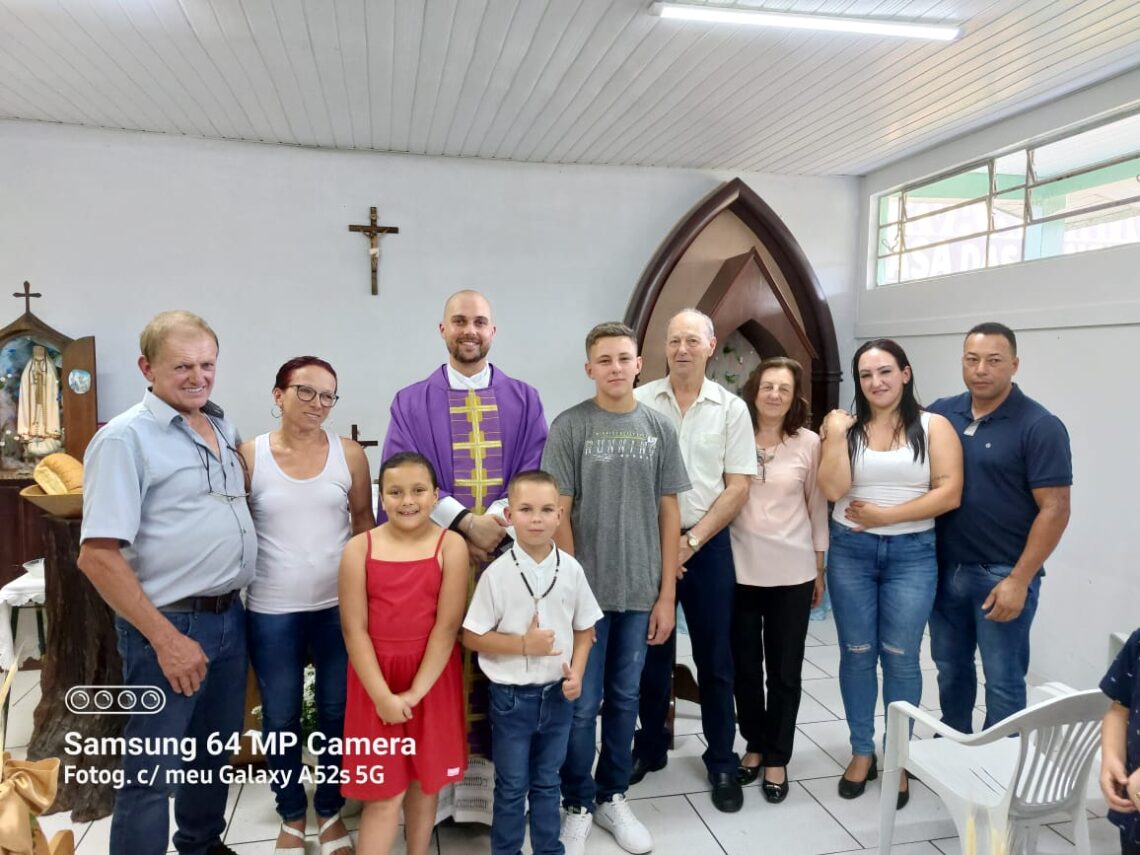 Menino paroquiano da Paróquia de Porto Vitória recebe Sacramento da Comunhão antes de tratamento
