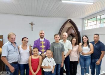 Menino paroquiano da Paróquia de Porto Vitória recebe Sacramento da Comunhão antes de tratamento