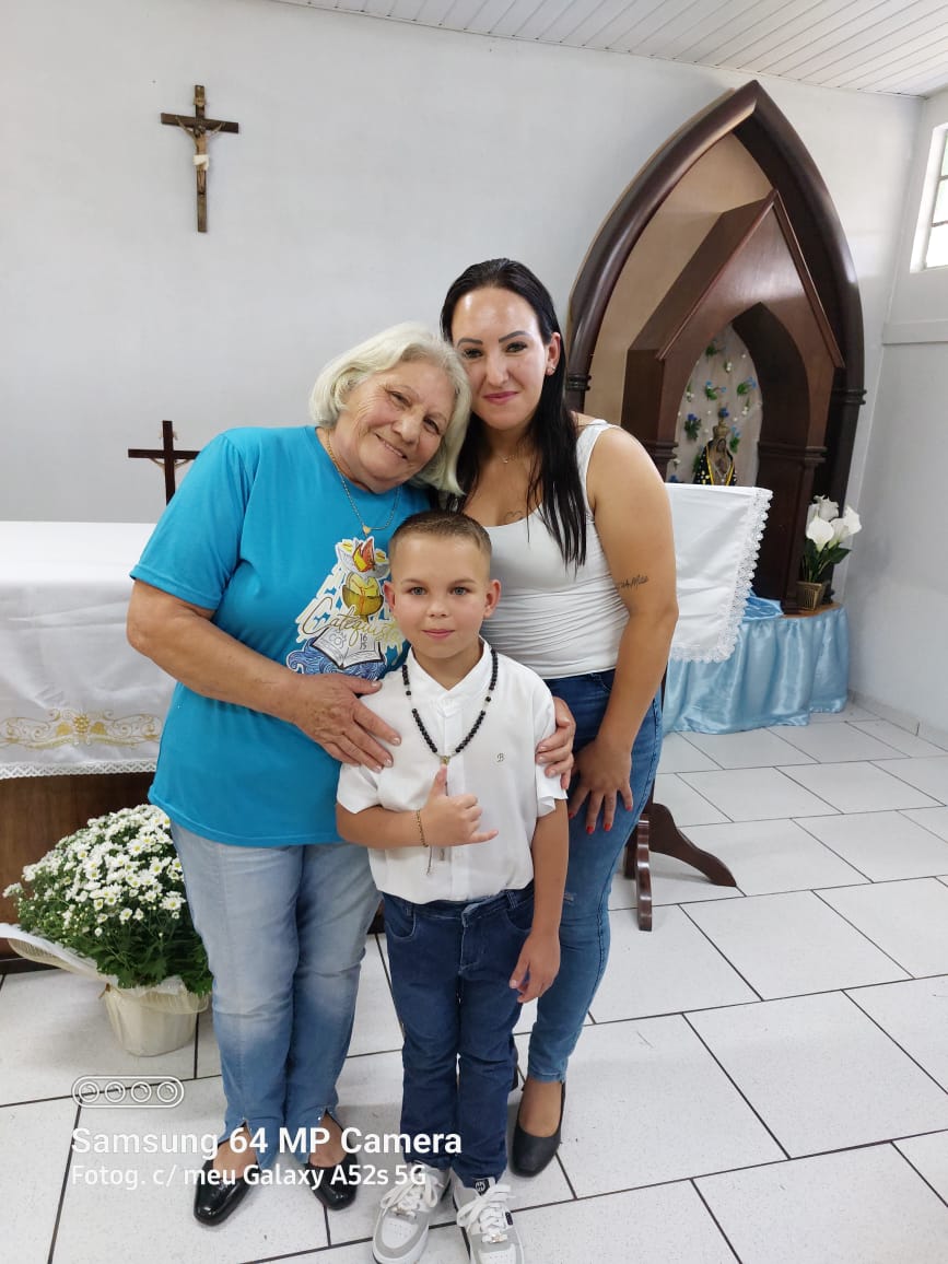 Menino paroquiano da Paróquia de Porto Vitória recebe Sacramento da Comunhão antes de tratamento