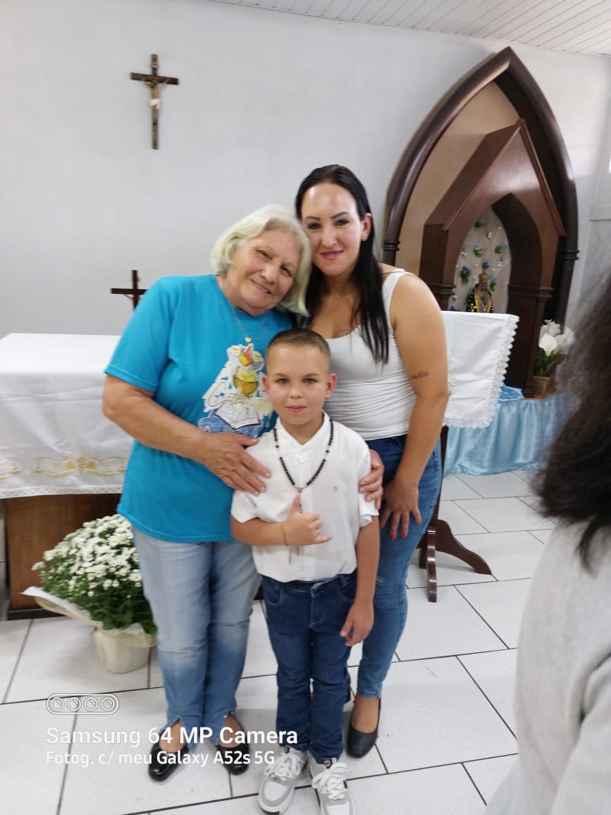 Menino paroquiano da Paróquia de Porto Vitória recebe Sacramento da Comunhão antes de tratamento