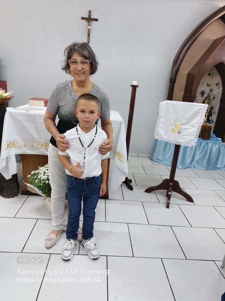 Menino paroquiano da Paróquia de Porto Vitória recebe Sacramento da Comunhão antes de tratamento