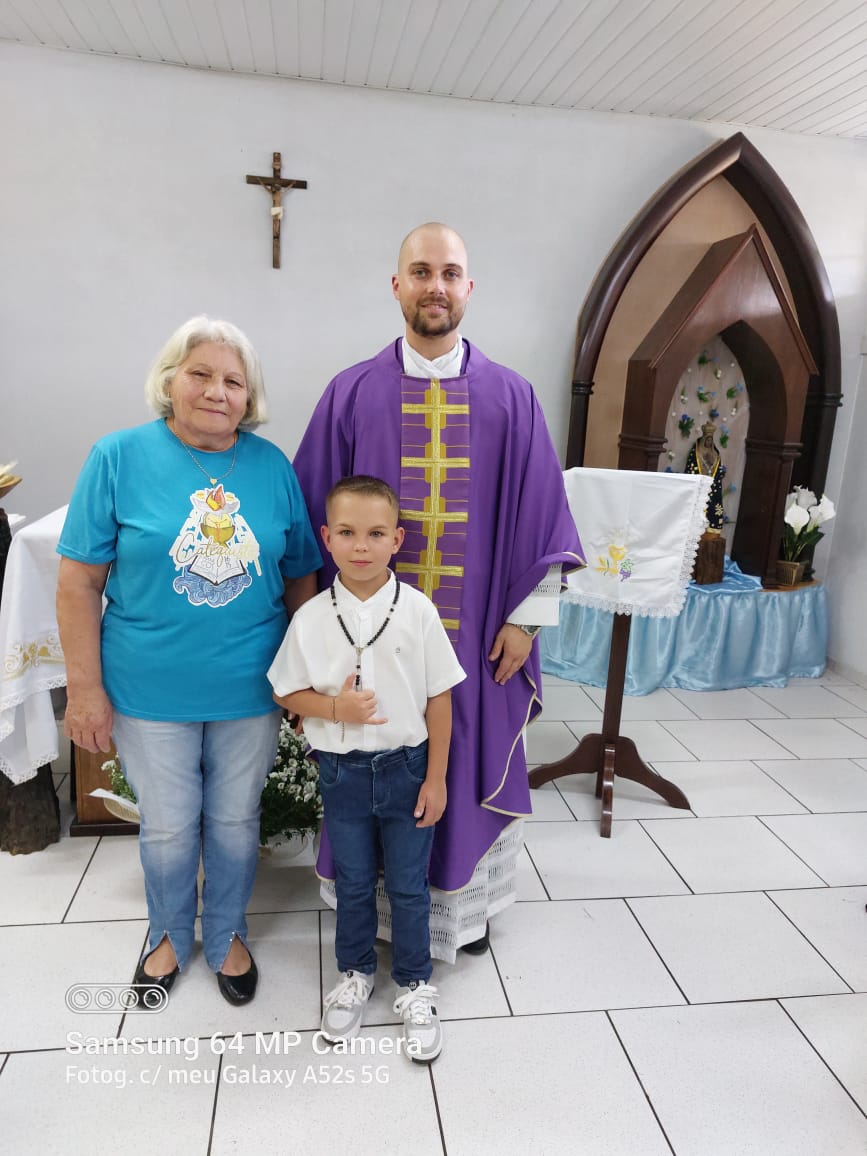 Menino paroquiano da Paróquia de Porto Vitória recebe Sacramento da Comunhão antes de tratamento