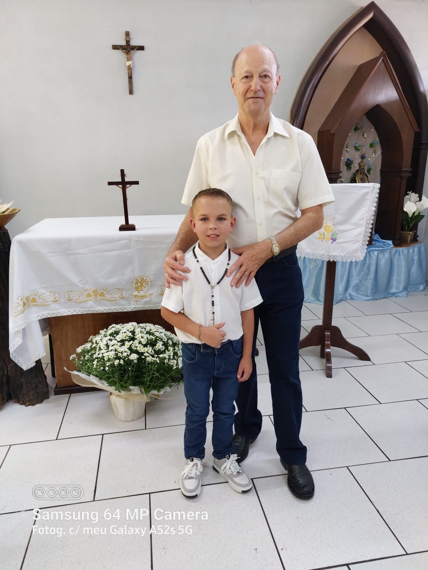 Menino paroquiano da Paróquia de Porto Vitória recebe Sacramento da Comunhão antes de tratamento