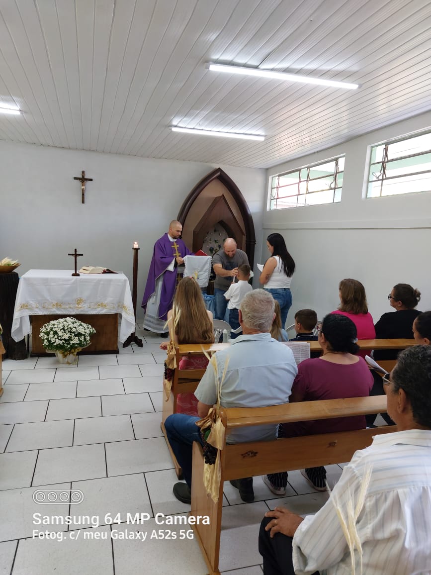 Menino paroquiano da Paróquia de Porto Vitória recebe Sacramento da Comunhão antes de tratamento