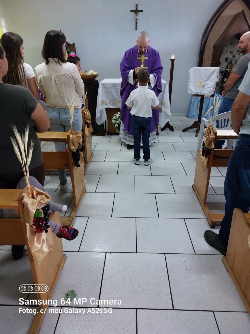 Menino paroquiano da Paróquia de Porto Vitória recebe Sacramento da Comunhão antes de tratamento