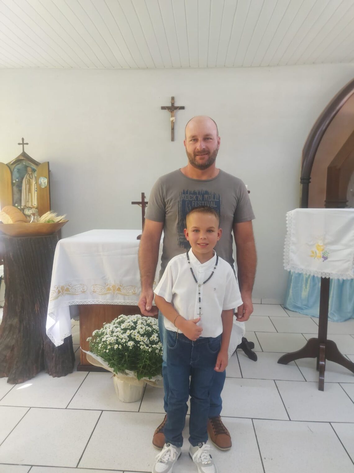 Menino paroquiano da Paróquia de Porto Vitória recebe Sacramento da Comunhão antes de tratamento