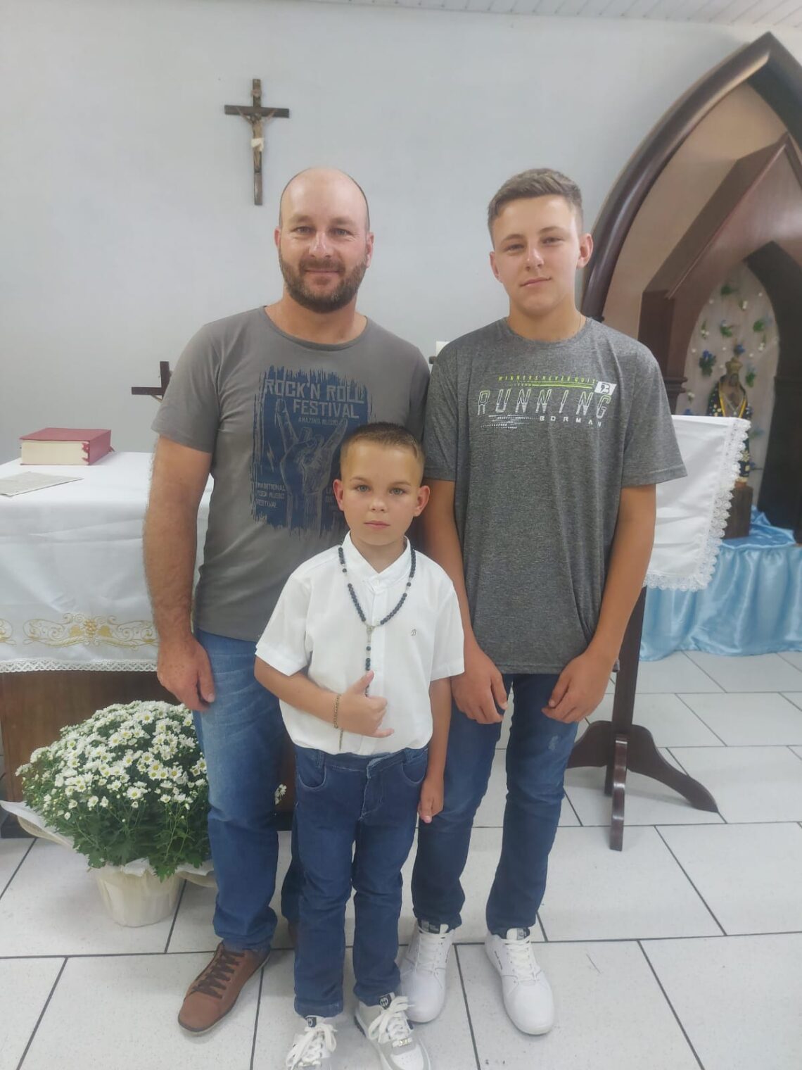 Menino paroquiano da Paróquia de Porto Vitória recebe Sacramento da Comunhão antes de tratamento