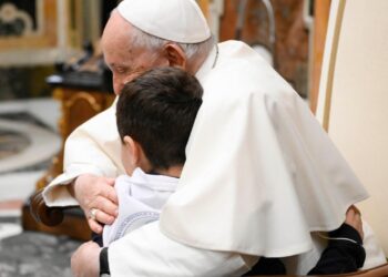 Papa: onde há uma criança ou uma pessoa vulnerável em segurança, ali se honra Cristo