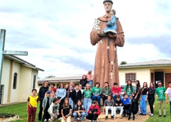 Sementes da Alegria realiza encontro com catequizandos na Matriz de Santo Antônio do Iratim