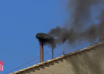 Fumaça preta na manhã desta quinta-feira no Vaticano; cardeais retomam votações à tarde
