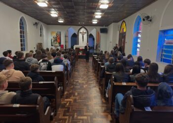 Crismandos da Paróquia São João Batista visitam a Catedral Sagrado Coração de Jesus