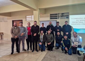 Pe. Sandro Ferreira conduz momento formativo com seminaristas no Seminário Diocesano