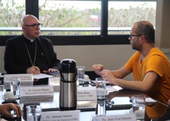 Secretário-geral da CNBB acolhe sugestões do coordenador nacional da Pastoral de Moradia e Favela para a CF 2026